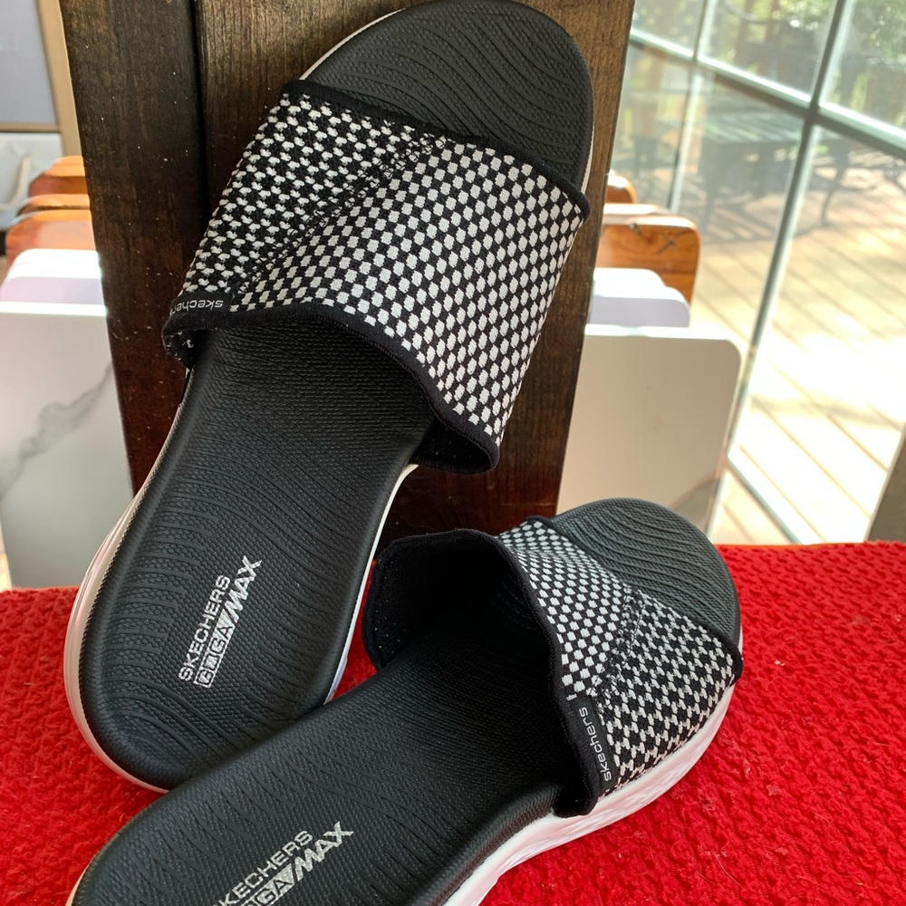 Sketchers Goga Slides